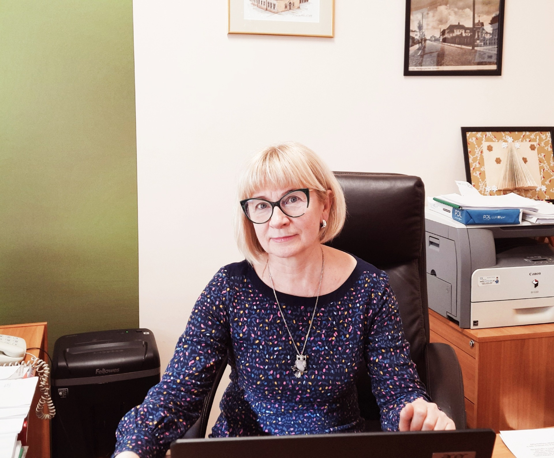 Dyrektor Halina Sypka w gabinecie szkolnym
