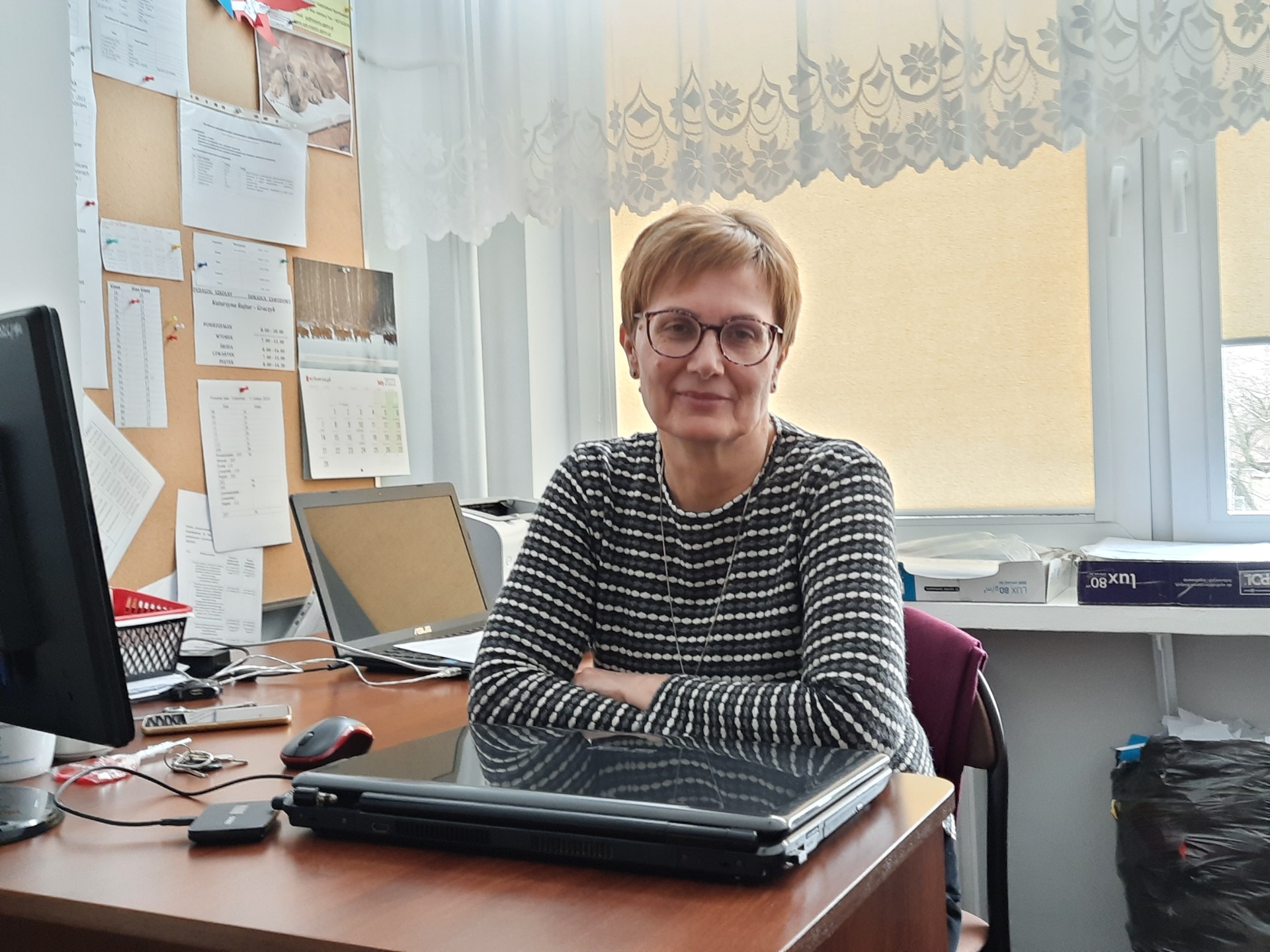 Wicedyrektor Małgorzata Mirowska siedząca przy biurku