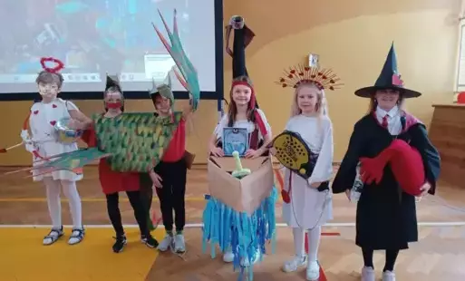 Uczniowie w strojach karnawałowych