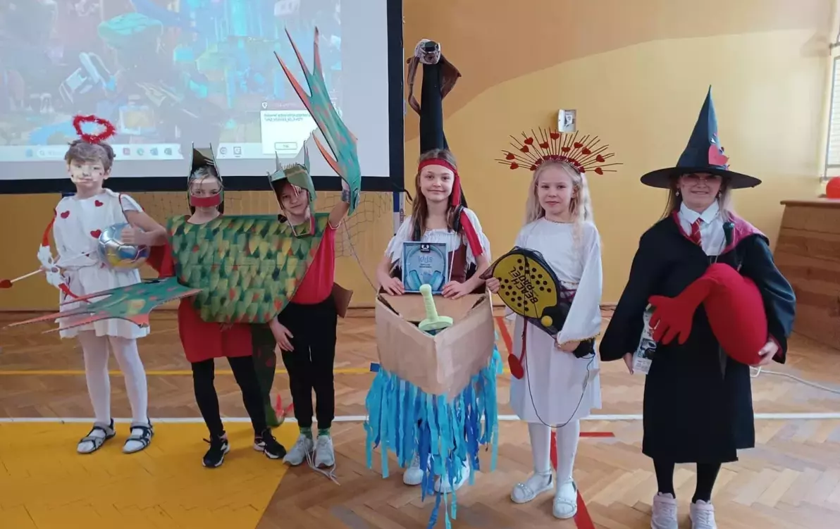 Uczniowie w strojach karnawałowych