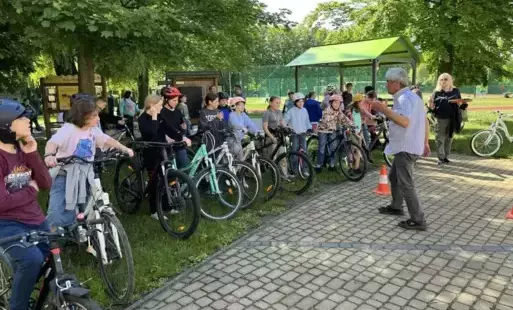 Uczniowie na rowerach czekają na egzamin