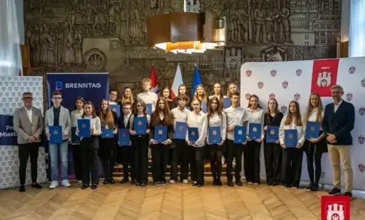 Stypendyści nagrody Brenntaga w towarzystwie Prezydenta Zgierza