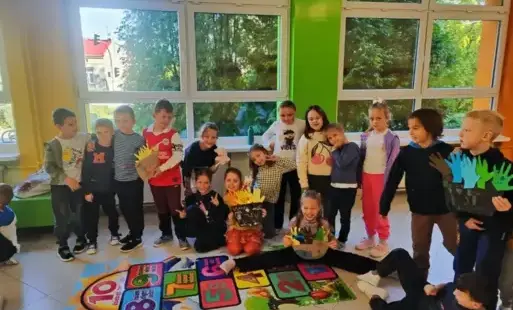 Uczniowie klas młodszych prezentują prace wykonane w ramach Tygodnia Przeciwdziałania Przemocy Rówieśniczej