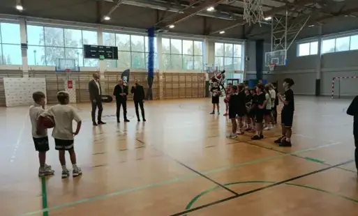 Maciej Lampe w towarzystwie uczniów i Prezydenta Miasta Zgierza