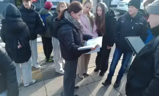 Pani Kasia Okurowska w z mapą w trakcie rajdu