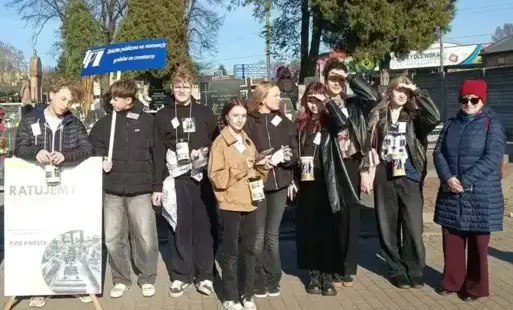 Uczniowie kwestujący na cmentarzu w Zgierzu