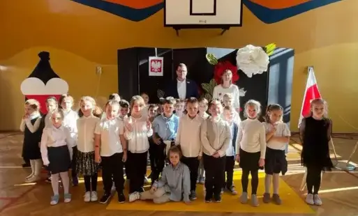 Uczniowie i Dyrekcja na sali gimnastycznej w trakcie obchodów z okazji Święta Niepodległości