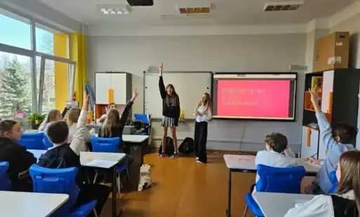 Uczniowie w sali w trakcie Dnia Języków Obcych