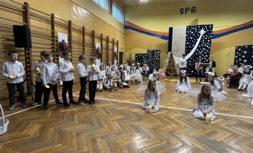 Fragment szkolnych jasełek na sali gimnastycznej
