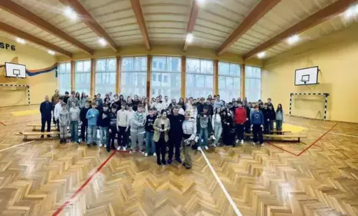 Uczniowie na sali gimnastycznej w trakcie spotkania z RYMcerzami