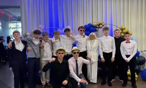 Ósmoklasiści pozujący do zdjęcia