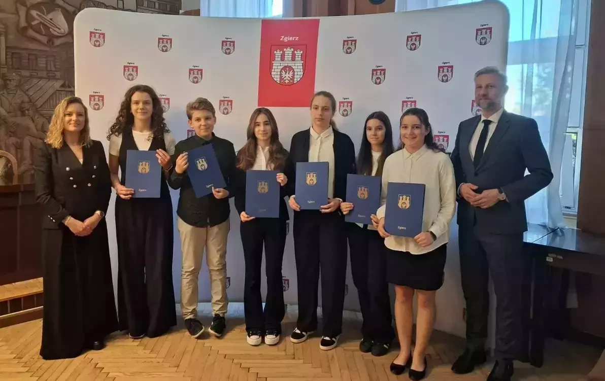 Stypendyści nagrody Brenntaga w towarzystwie Prezydenta Zgierza