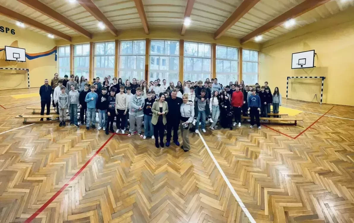 Uczniowie na sali gimnastycznej w trakcie spotkania z RYMcerzami
