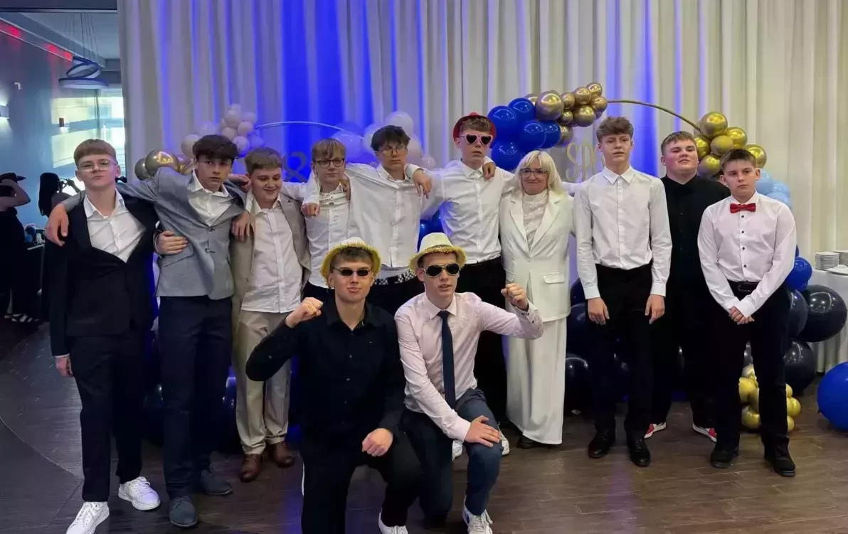 Ósmoklasiści pozujący do zdjęcia